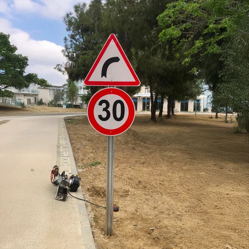 Trafik & Yönlendirme Levhaları Montajı