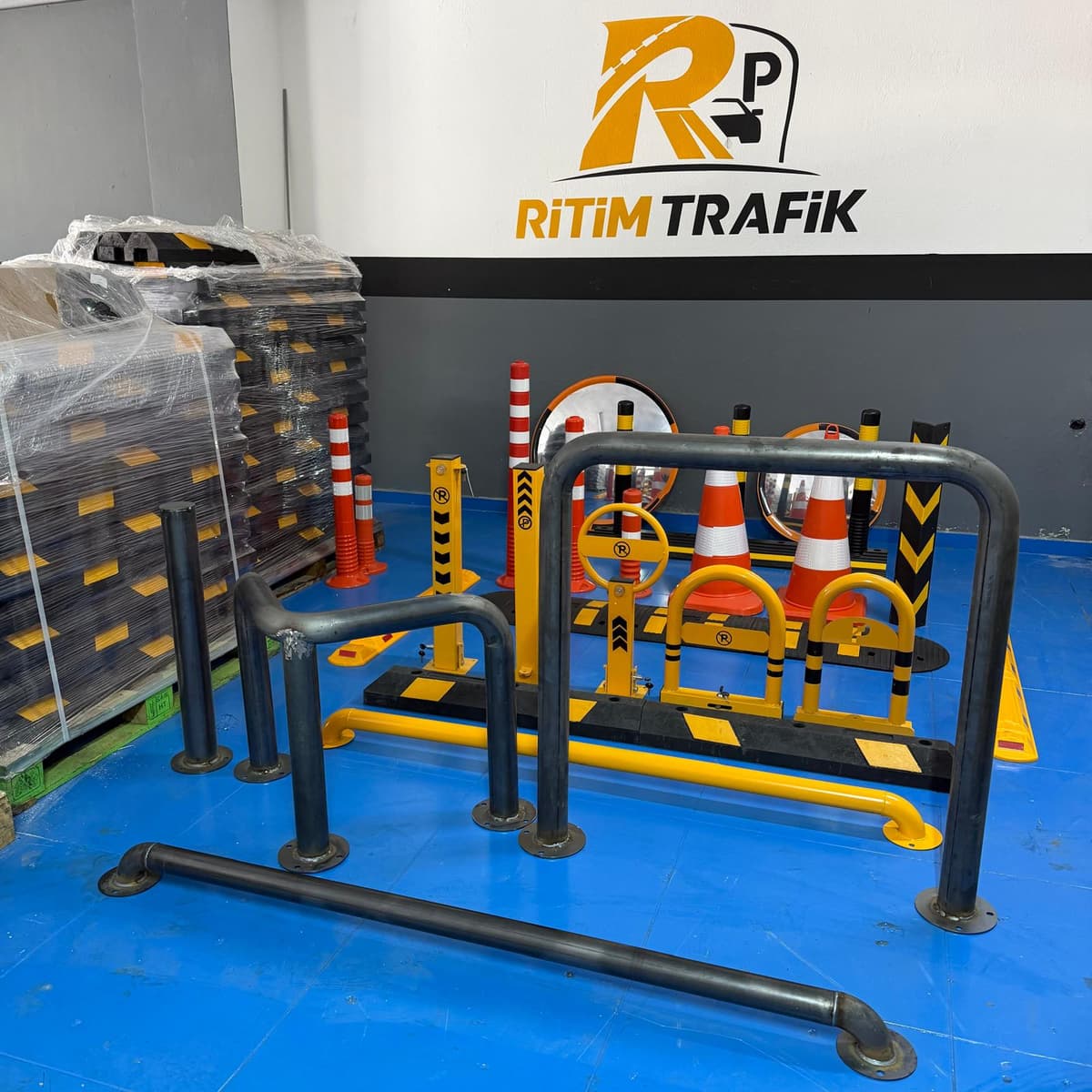 Ritim Trafik showroomunda demir araç stoperleri, U direkler ve otopark ekipmanları